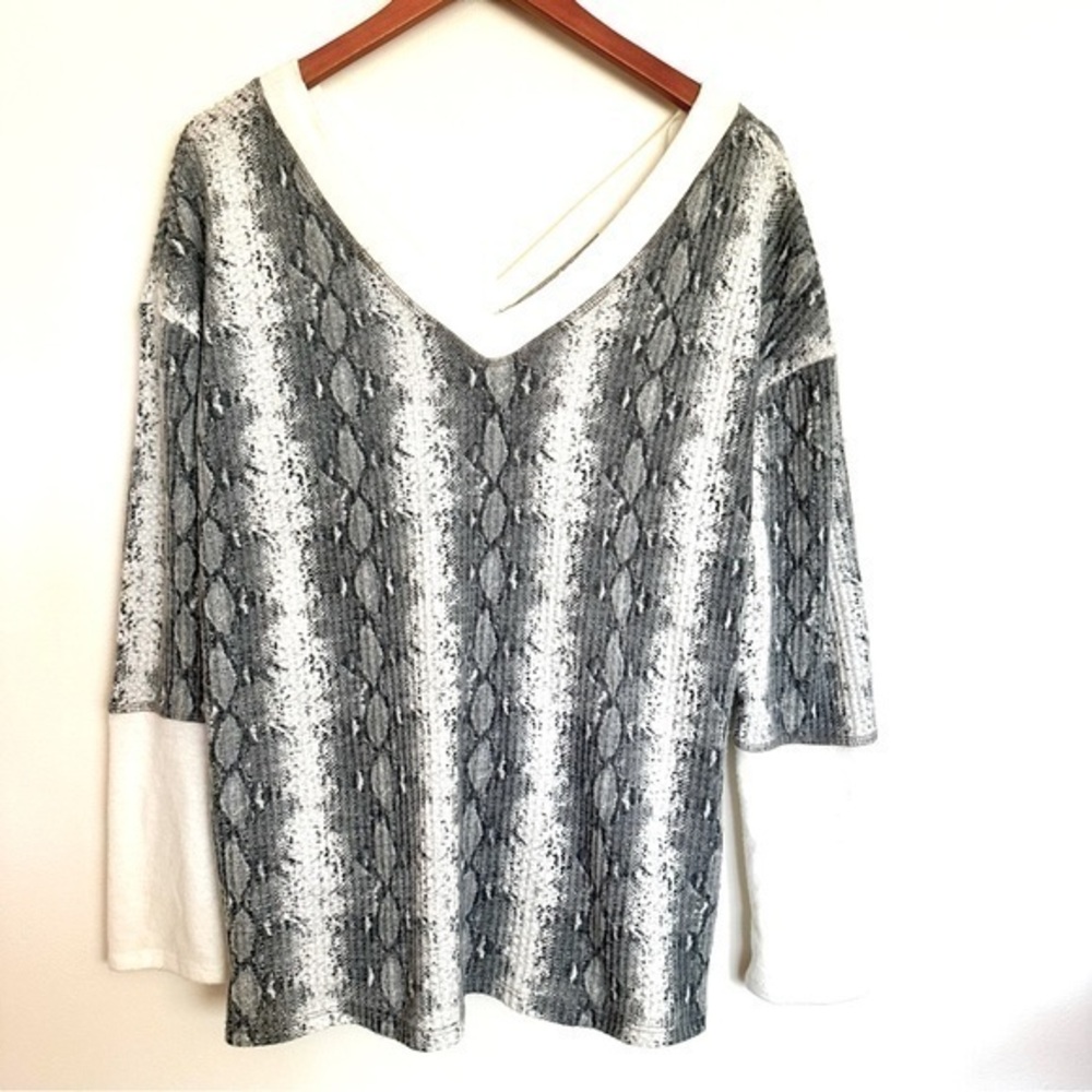 143 Story By Line Up Gray Snakeskin Sweatshirt Size Large